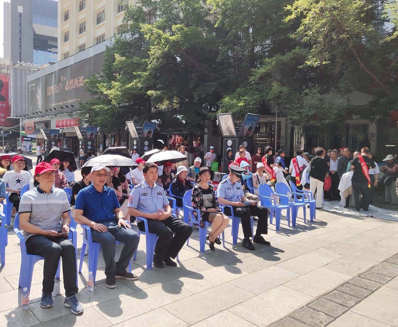 插圖2：參加掃黑除惡活動的前排領導 - 副本.jpg