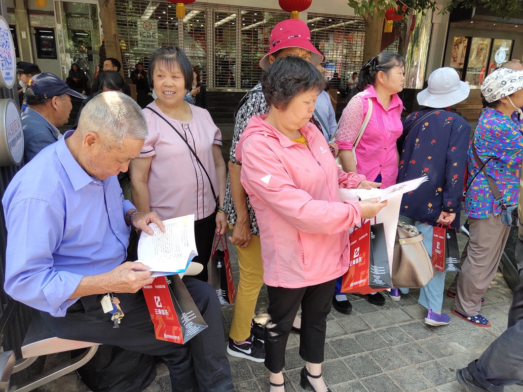 插圖6：社區群眾在認真地看掃黑除惡宣傳資料 - 副本.jpg