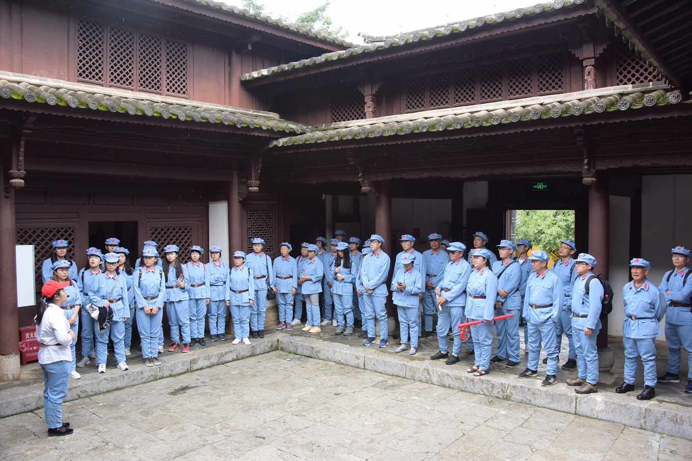 大家在紀念館內聽講解員講述紅軍在柯渡 - 副本.JPG