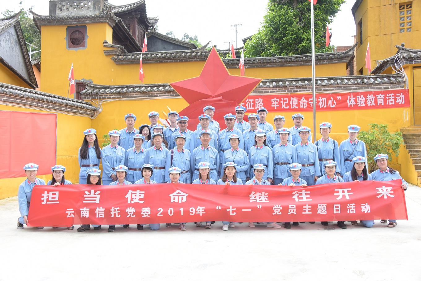 參觀團在紀念館大門外小廣場合影 - 副本.JPG