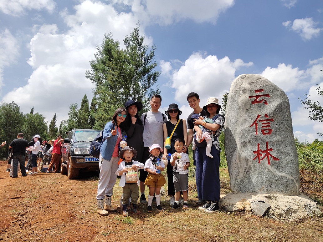 寶爸寶媽帶著寶寶在云信林前合影 - 副本.jpg