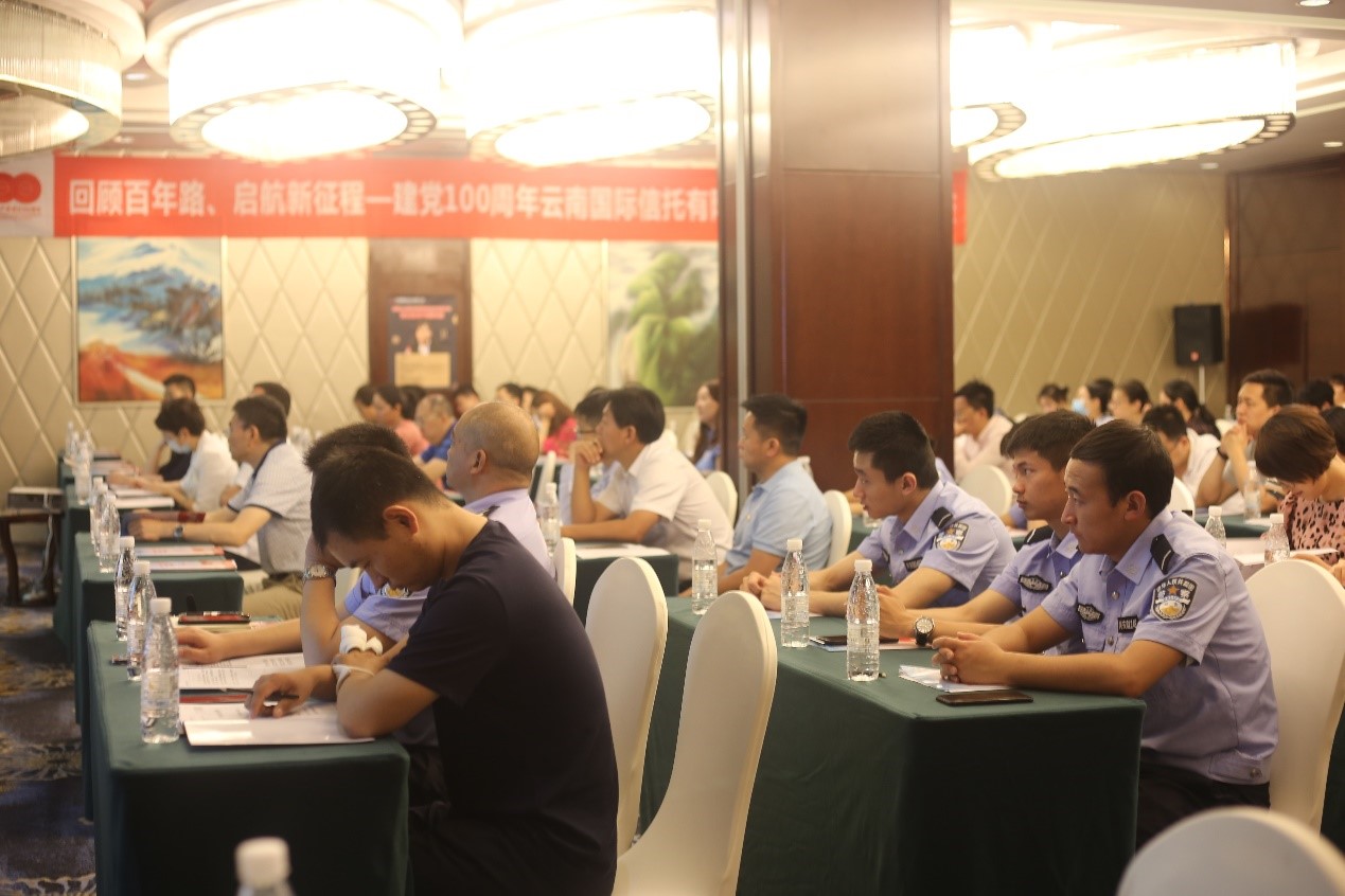建黨100周年黨史教育專題講座現場大家正在聚精會神聽講座.jpg