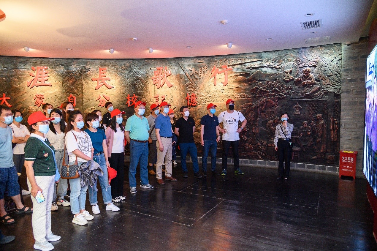 參加建黨100周年活動的全體領導和人員在西南聯大蒙自分校紀念館參觀學習.jpg