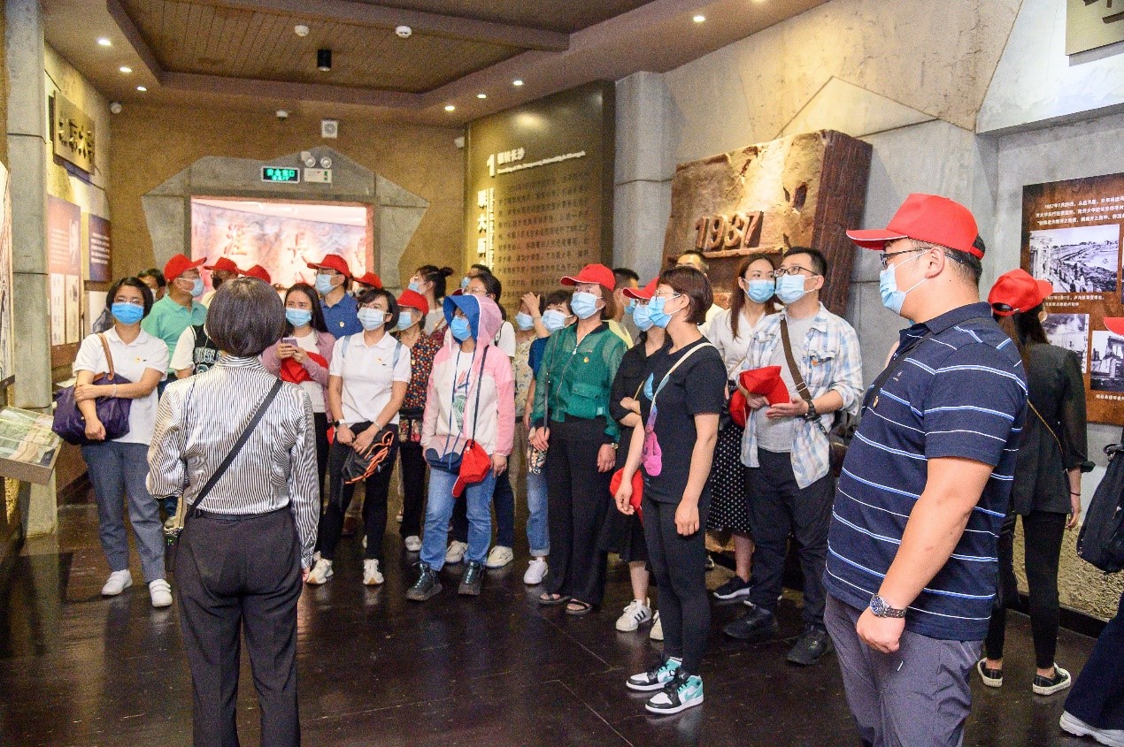 參加建黨100周年活動的全體人員專注地聆聽講解員講解.jpg