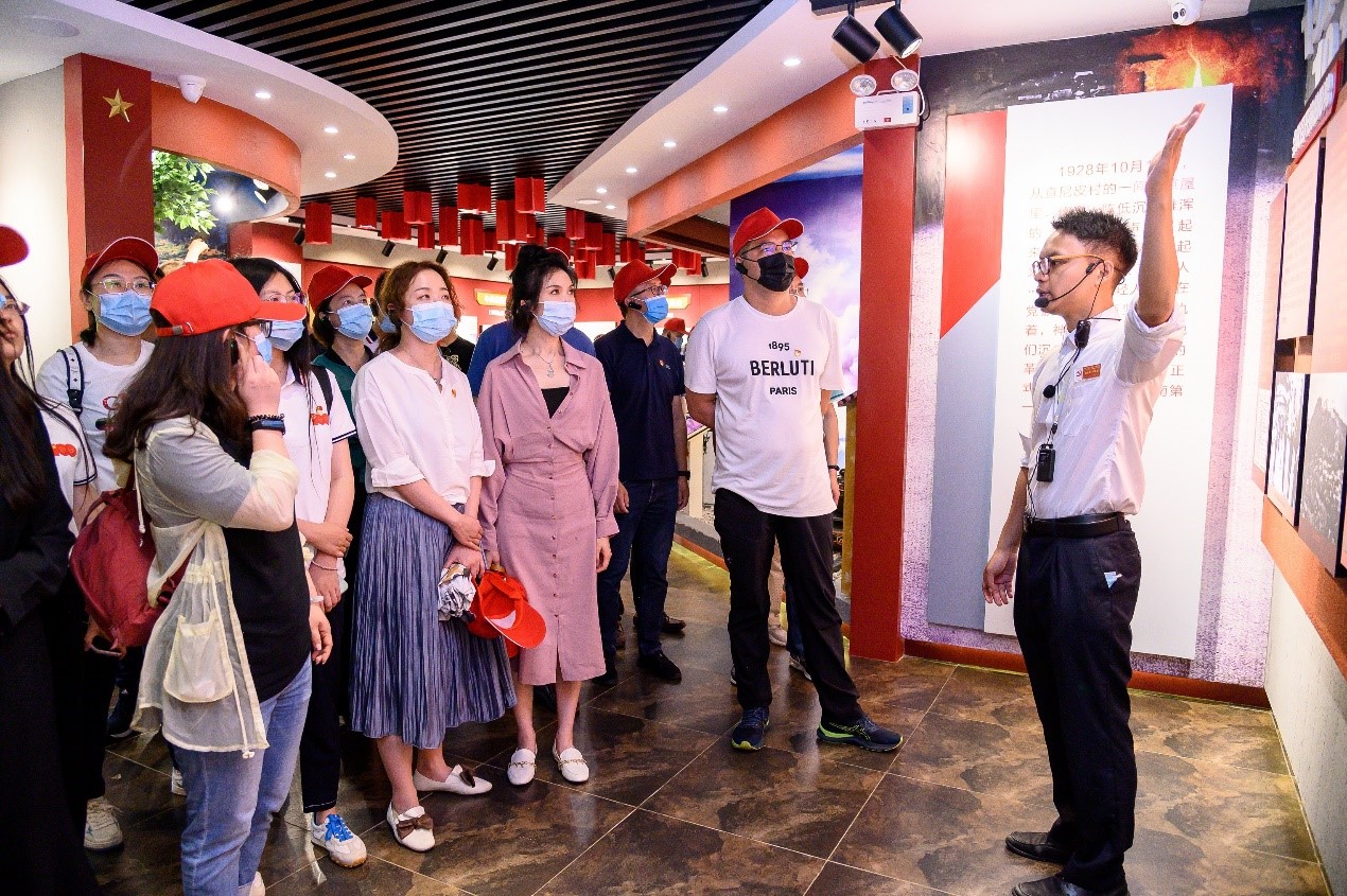 中共云南一大會址的講解員動情地給參觀的全體人員講述中共云南一大那段光輝的歷史.jpg