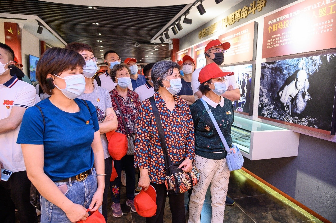 公司退休的老領導峗慶玉和老黨員們在中共云南一大會址認真地參觀學習.jpg