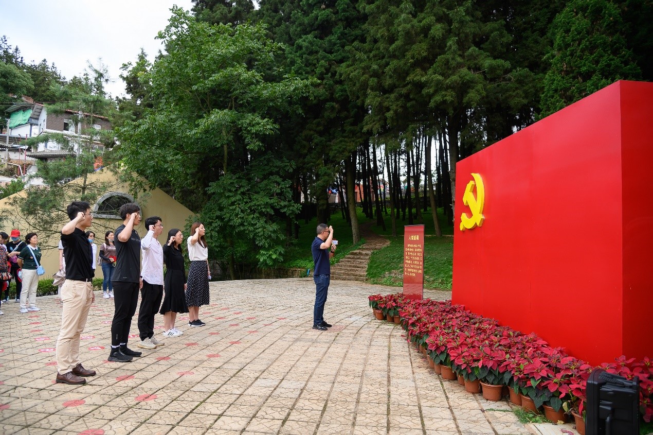 黨委書記倪云在鮮艷的黨旗下為5名預備黨員領誓.jpg